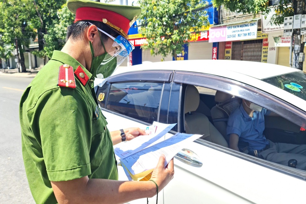Hình ảnh thành phố Đỏ trong ngày đầu thực hiện ai ở đâu ở yên đó - 11 Hình ảnh thành phố Đỏ trong ngày đầu thực hiện ai ở đâu ở yên đó - 11
