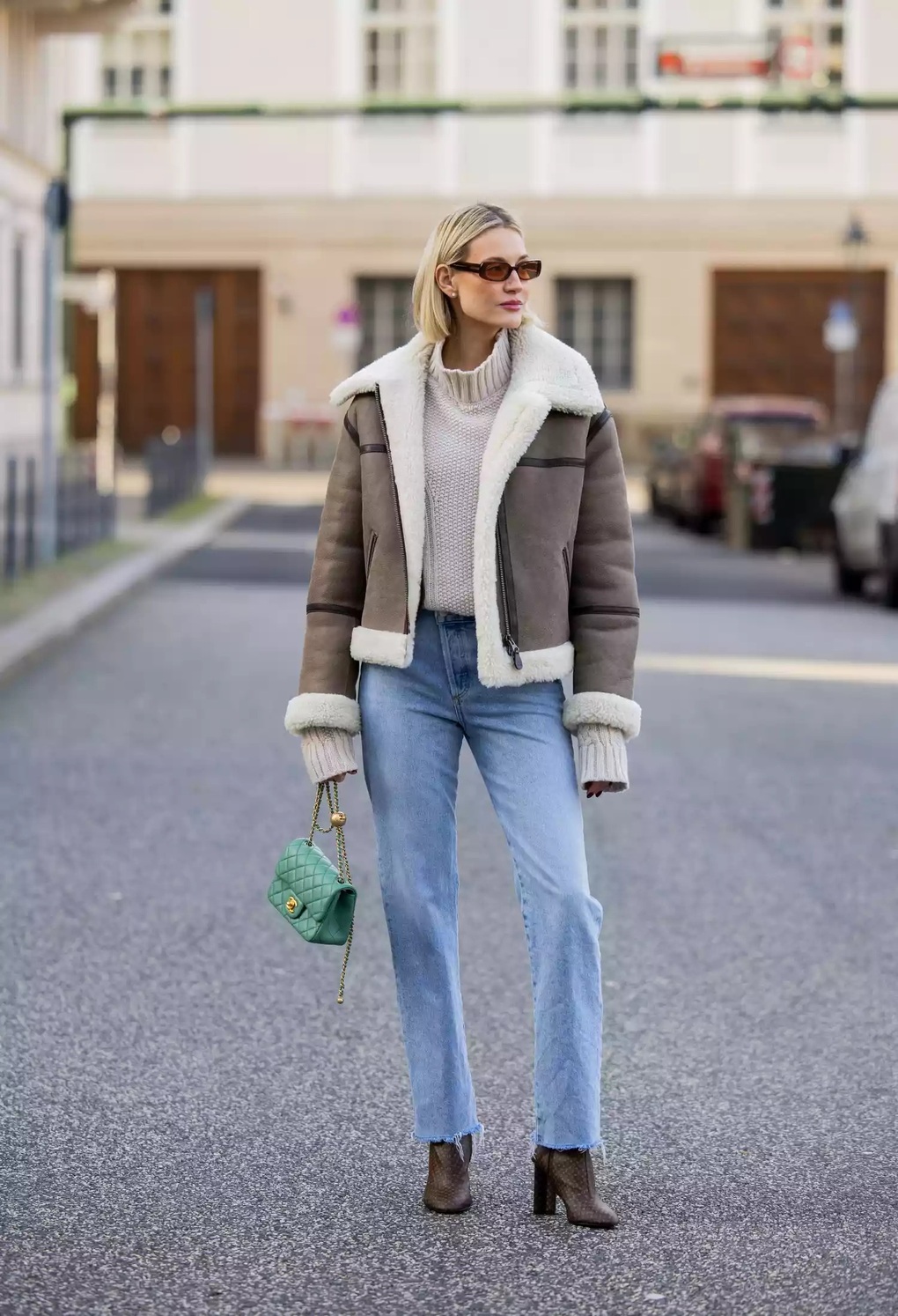 Kết hợp giày boots và quần jeans thế nào để trông sành điệu? - 1 Kết hợp giày boots và quần jeans thế nào để trông sành điệu? - 1