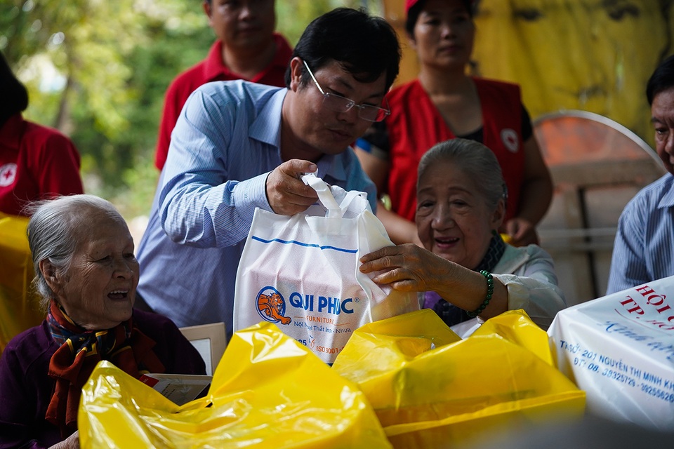 Mang “nghĩa tình mùa xuân” ấm áp đến với nghệ sĩ neo đơn ngày cuối đông - 5