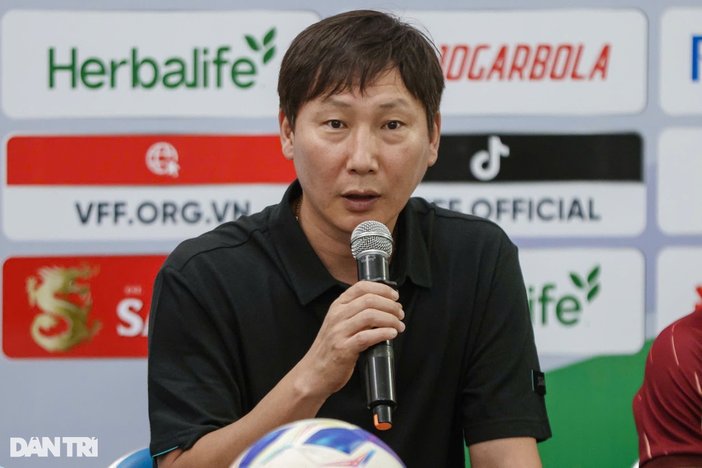 HLV Kim Sang Sik chia sẻ điều tiếc nuối về chiến thắng đậm trước Lào - 1 HLV Kim Sang Sik chia sẻ điều tiếc nuối về chiến thắng đậm trước Lào - 1