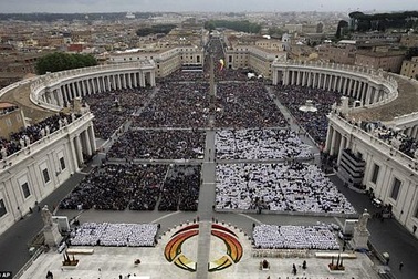 "Biển" người dự lễ phong thánh lịch sử cho 2 cố giáo hoàng