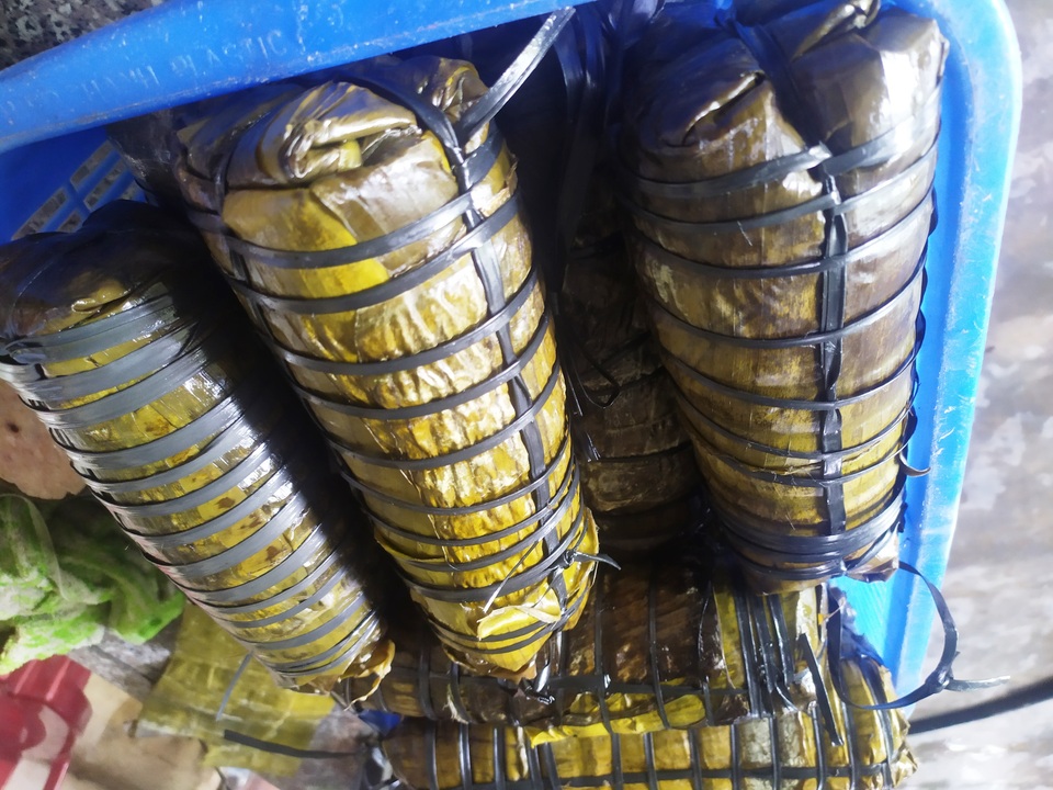 Kỳ lạ giò lụa toàn bột vẫn “cháy” hàng dịp Tết - 4 Kỳ lạ giò lụa toàn bột vẫn “cháy” hàng dịp Tết - 4