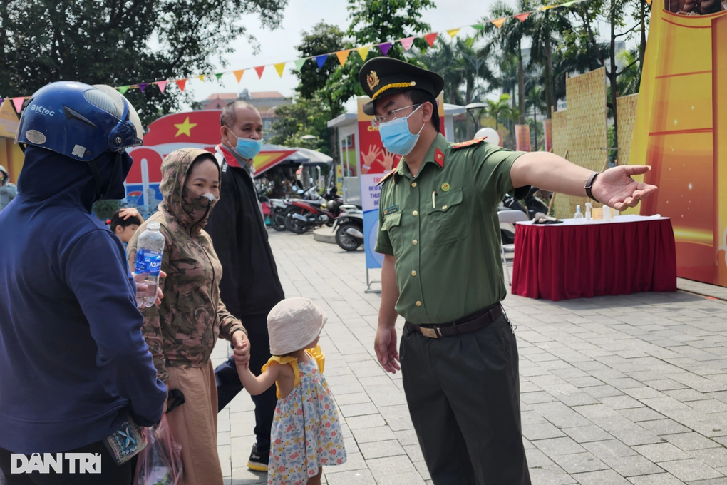 Công an tăng ca làm căn cước công dân 5 ngày nghỉ lễ - 5