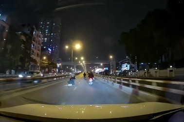 Xe máy chở hàng cồng kềnh, tạo nên tình huống vừa đáng sợ vừa buồn cười