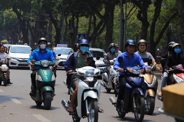 Người Hà Nội mệt mỏi trong nắng gắt đầu mùa