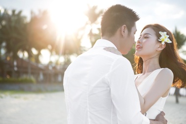 Á hậu Diễm Trang khoe ảnh cưới ngọt ngào, lãng mạn