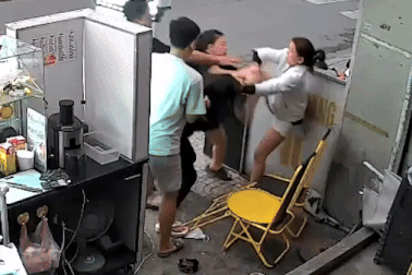 Người phụ nữ ở TPHCM bị nhóm người hành hung