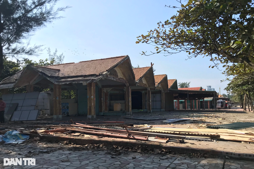 Đồng loạt tháo dỡ ki ốt tại bãi biển Cửa Lò - 5 Đồng loạt tháo dỡ ki ốt tại bãi biển Cửa Lò - 5