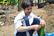 “Người rừng” Hồ Văn Lang gói bánh, phấn chấn chờ giao thừa