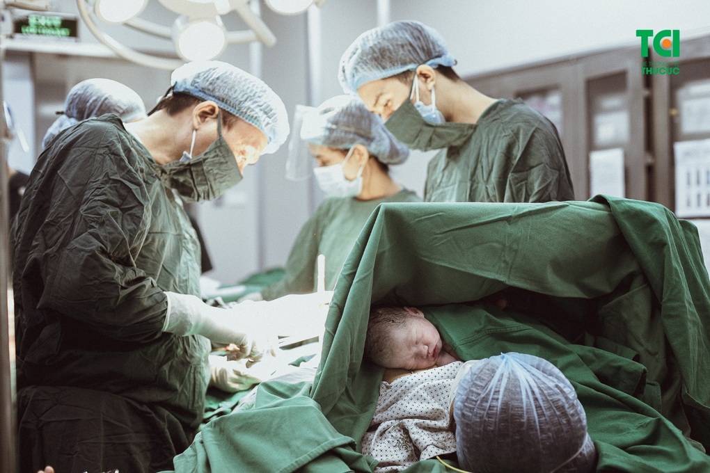 Kỳ tích làm mẹ với 3 lần sinh mổ dù từng mắc ung thư tuyến giáp - 2 Kỳ tích làm mẹ với 3 lần sinh mổ dù từng mắc ung thư tuyến giáp - 2