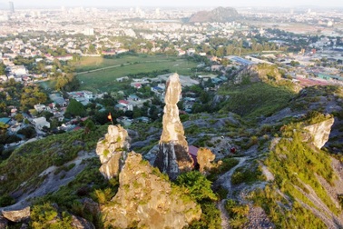 Thanh Hóa: Bảo vệ hòn Vọng Phu trước nguy cơ sụp đổ do sét đánh