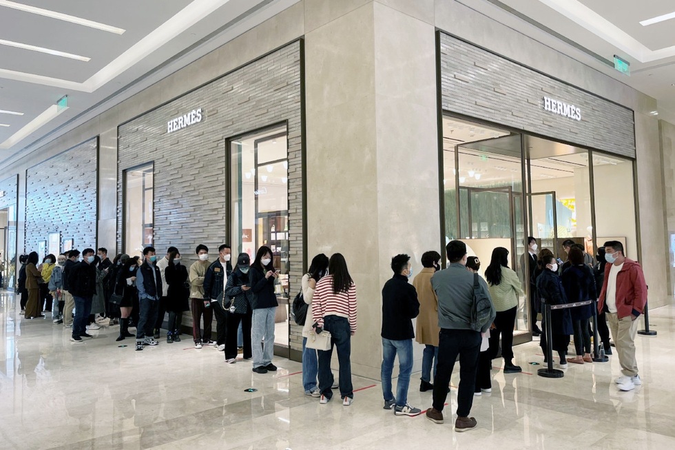 Giới trẻ Hàn Quốc ngập trong nợ nần vì cố mua hàng hiệu - 1 Giới trẻ Hàn Quốc ngập trong nợ nần vì cố mua hàng hiệu - 1