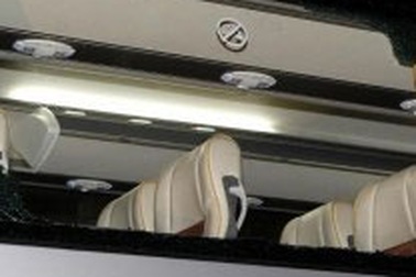 Thầy trò Mourinho bị tấn công khi đến Barcelona