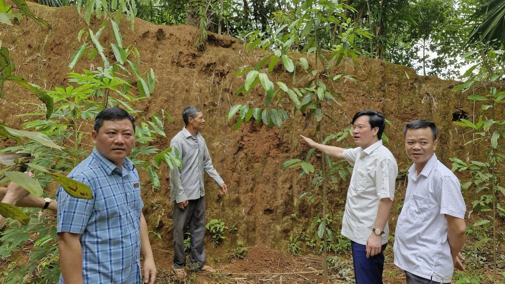 Phát hiện 2 trống đồng niên đại trên 2.500 năm trong lúc làm vườn - 1 Phát hiện 2 trống đồng niên đại trên 2.500 năm trong lúc làm vườn - 1