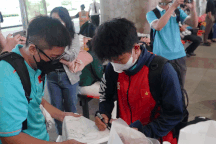 Người hâm mộ chào đón Huỳnh Như cùng đồng đội về nước sau chiến thắng