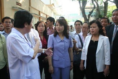 Bệnh nhân vẫn “bò từ gầm giường” ra đón Bộ trưởng Y tế