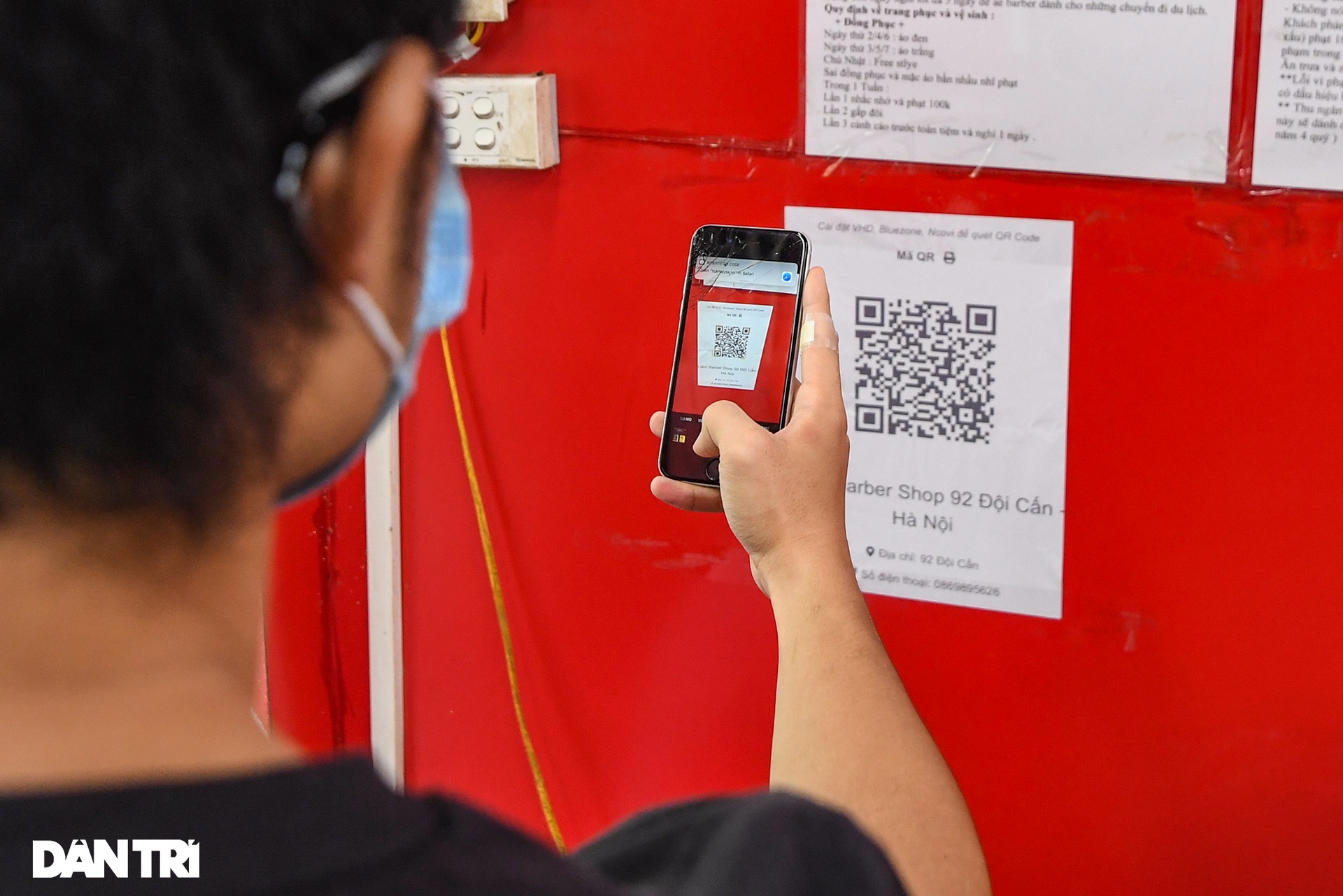 Người dân ở Hà Nội đổ xô đi cắt tóc sau 2 tháng giãn cách xã hội - 3 Người dân ở Hà Nội đổ xô đi cắt tóc sau 2 tháng giãn cách xã hội - 3