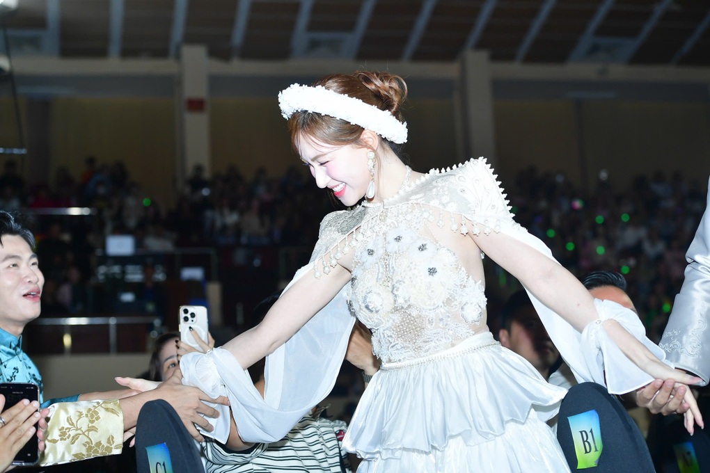 Hòa Minzy: Người dân Bắc Ninh và gia đình có lẽ rất tự hào về tôi - 2 Hòa Minzy: Người dân Bắc Ninh và gia đình có lẽ rất tự hào về tôi - 2