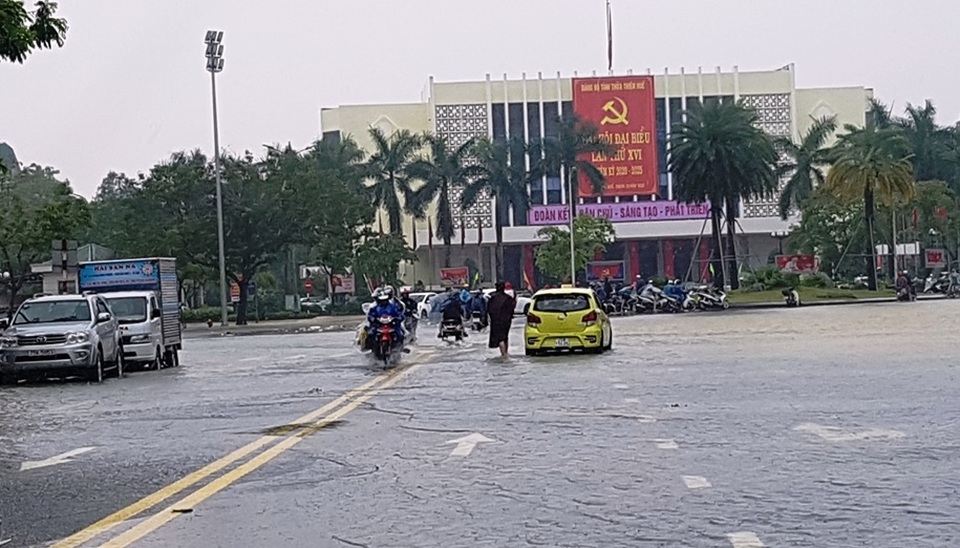 Nước lũ bắt đầu bủa vây những điểm cao nhất TP Huế - 12 Nước lũ bắt đầu bủa vây những điểm cao nhất TP Huế - 12