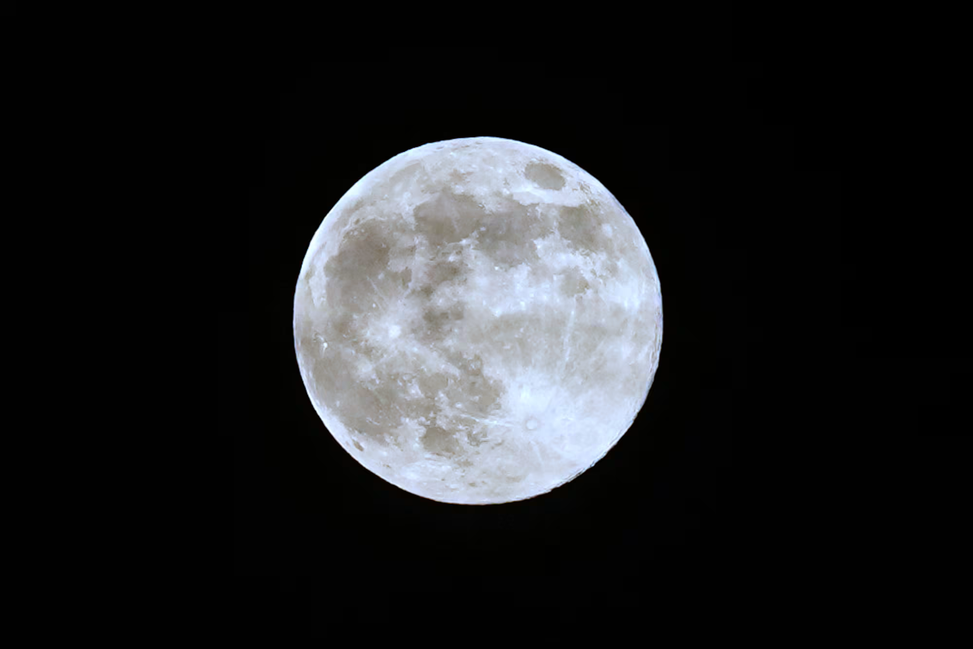 Серия фотографий последнего суперлуния 2025 года, ярко сияющего в небе - 12 Chùm ảnh siêu trăng cuối cùng trong năm 2025 rực sáng trên bầu trời - 12