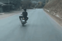 Hai thanh niên đánh võng "trêu ngươi" ô tô trên quốc lộ