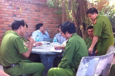 Một phụ nữ chết bất thường với nhiều vết cắt ở cổ