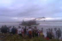 Bão đánh chìm tàu chở than, 13 người mất tích