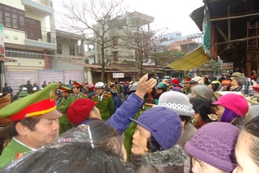 Vụ 800 tiểu thương giữ chợ: Tạm dừng khởi công xây chợ mới