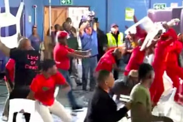 Các nghị sĩ Nam Phi "choảng" nhau trên sóng truyền hình