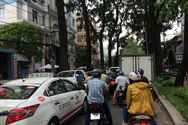 Phạt xe dừng đỗ trái phép bằng cách khóa bánh xe?