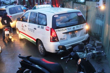 Taxi tuột dốc cầu, nhiều người vứt xe bỏ chạy