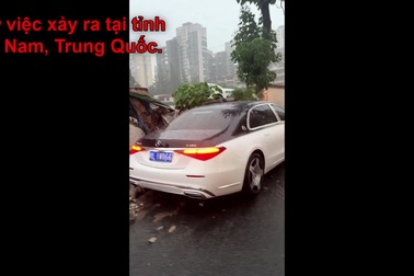 Khoảnh khắc bức tường đổ sập, đè trúng chiếc xe siêu sang Maybach