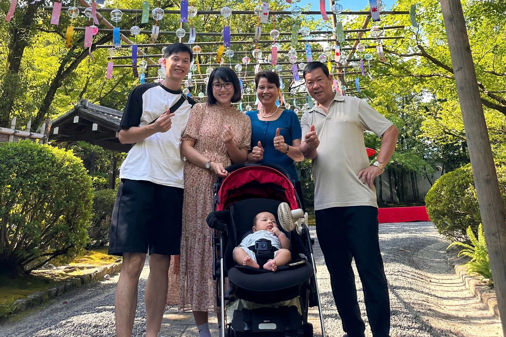 Reaksi menggemaskan seorang ibu ketika putranya diam-diam membawa cucunya dari Jepang pulang untuk Tet - 1 Bà mẹ phản ứng đáng yêu khi con bí mật đưa cháu nội từ Nhật về ăn Tết - 1