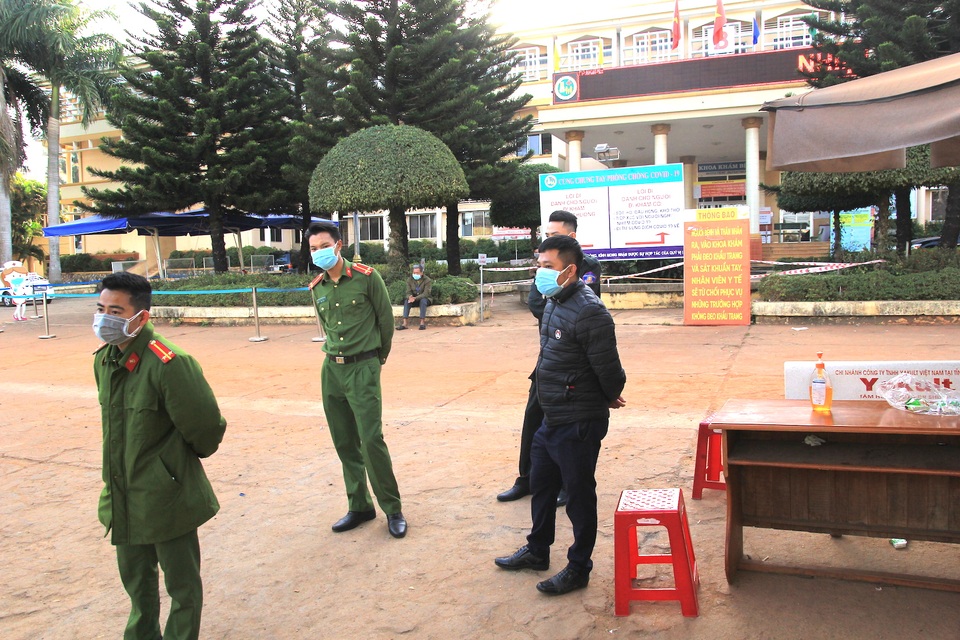 Bệnh nhân điều trị tại bệnh viện tỉnh dương tính với SARS- CoV-2 - 2 Bệnh nhân điều trị tại bệnh viện tỉnh dương tính với SARS- CoV-2 - 2