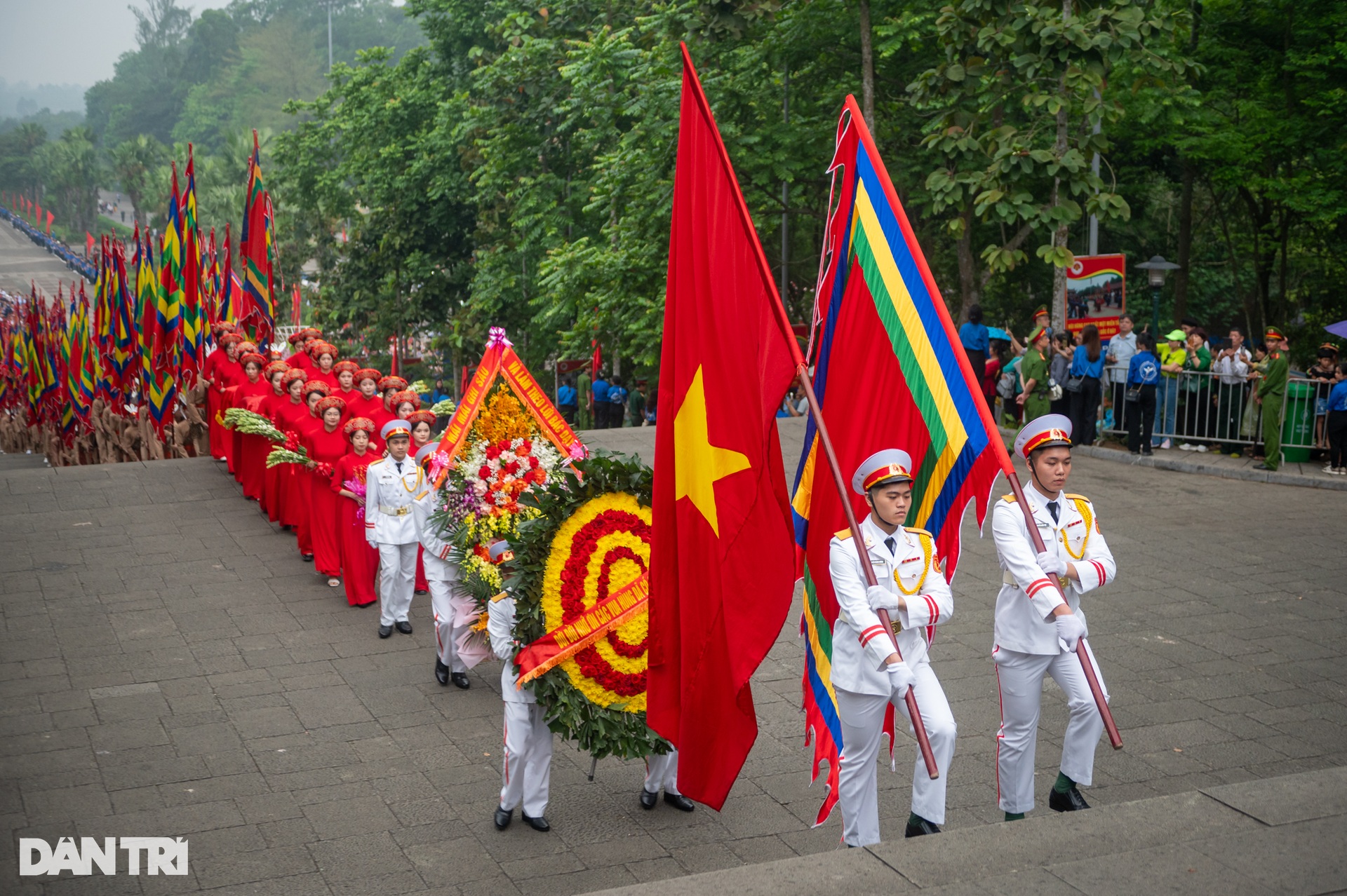 Con Lạc cháu Hồng đội mưa dâng hương các Vua Hùng - 1