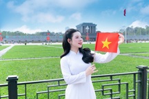 Ca sĩ Hoàng Thái Phương duyên dáng trong tà áo dài truyền thống