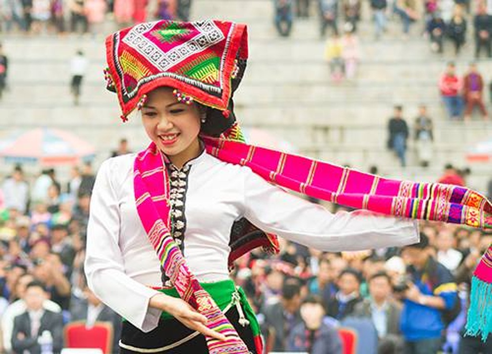 Vẻ đẹp độc đáo khăn mũ của phụ nữ vùng cao Tây Bắc - 9 Vẻ đẹp độc đáo khăn mũ của phụ nữ vùng cao Tây Bắc - 9