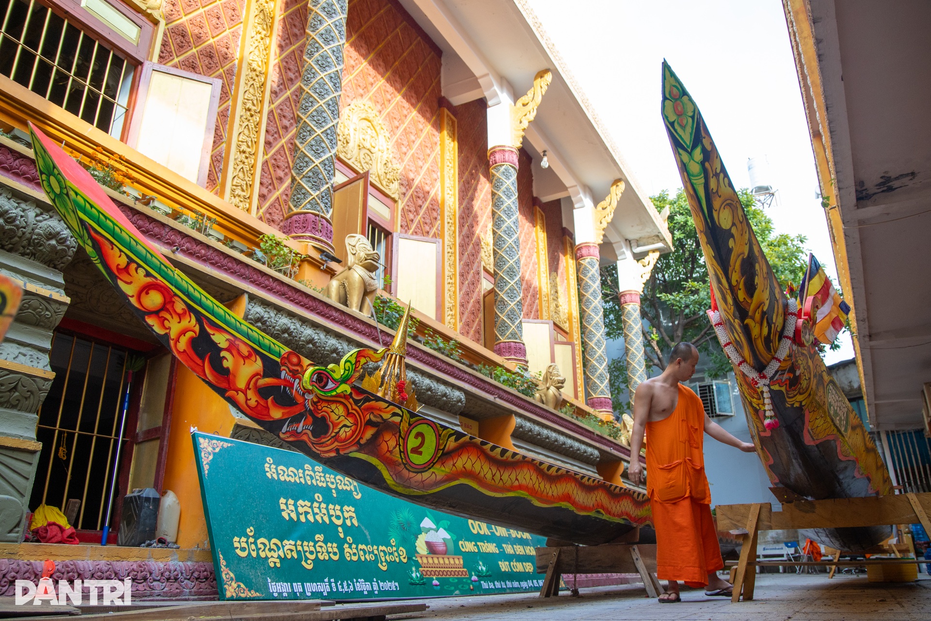 Xuyên đêm hạ thuỷ ghe ngo ở kênh Nhiêu Lộc, sẵn sàng cho lễ hội tại TPHCM - 10