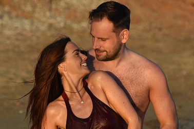 Người đẹp Anh rạng ngời bên bạn trai