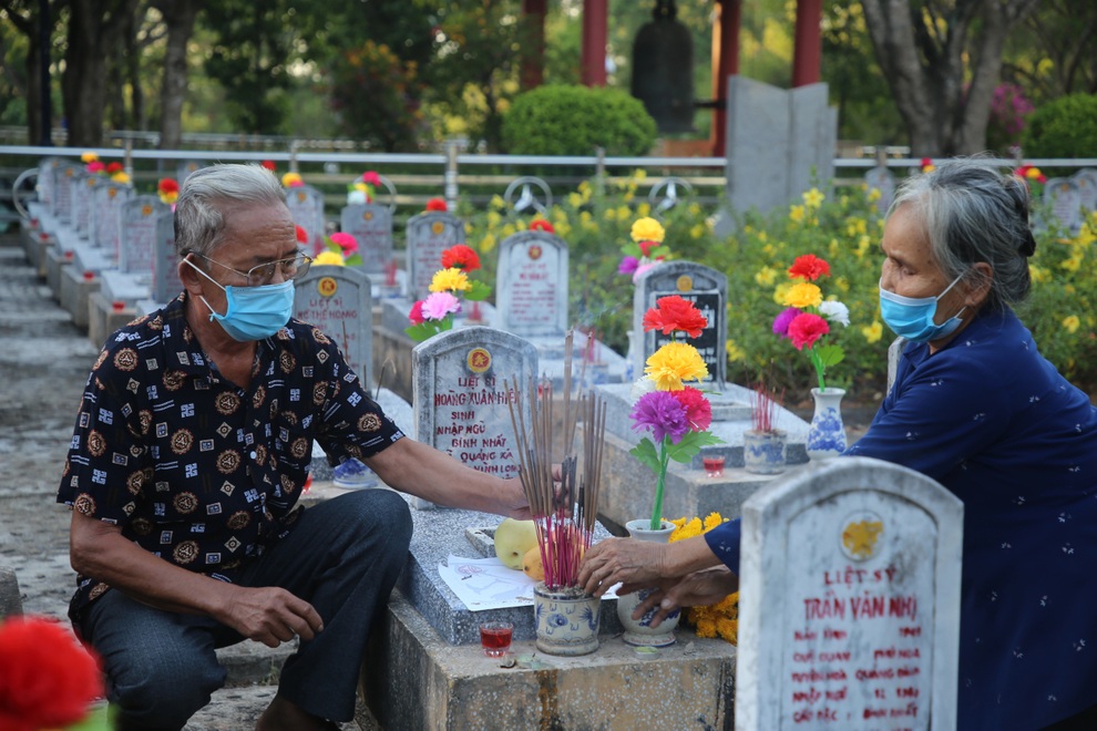 Em trai nằm giữa đồng đội, gia đình sẽ thấy yên lòng hơn - 2 Em trai nằm giữa đồng đội, gia đình sẽ thấy yên lòng hơn - 2
