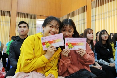 Tặng vé xe, mứt Tết cho sinh viên khó khăn về quê