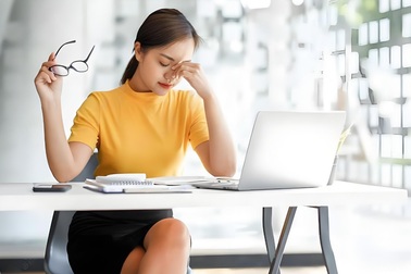 Người trẻ giả vờ đi làm dù đang thất nghiệp