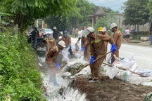 Lật xe đầu kéo, hàng trăm lít axit bị tràn ra đường