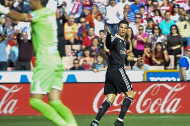 C.Ronaldo ăn ngon lành bánh sinh nhật hình…đồ lót