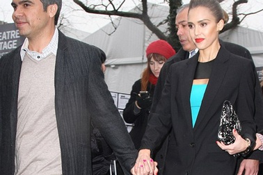 Vợ chồng Jessica Alba cùng sơn móng tay