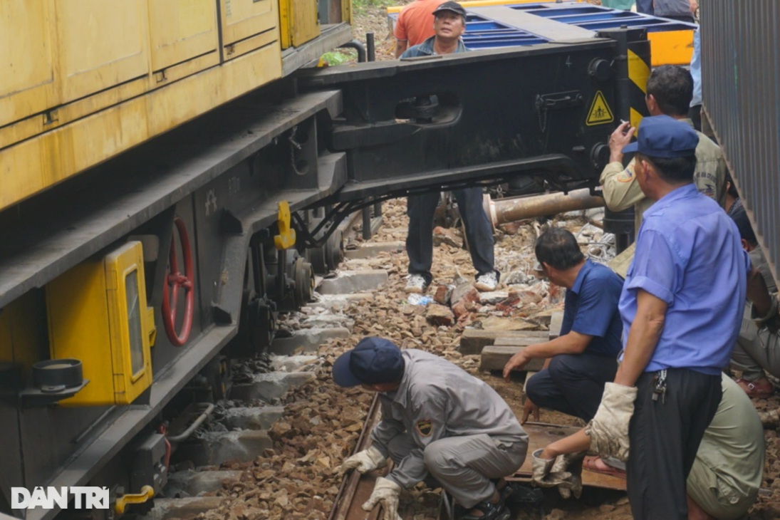 View - Hiện trường tàu trật bánh trên đèo Hải Vân | Báo Dân trí