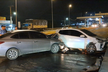 Tài xế ô tô bất ngờ bỏ chạy sau khi gặp tai nạn