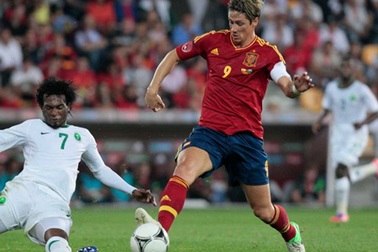 Torres đạt cột mốc 100 trận, Villa hưng phấn ngày tái xuất