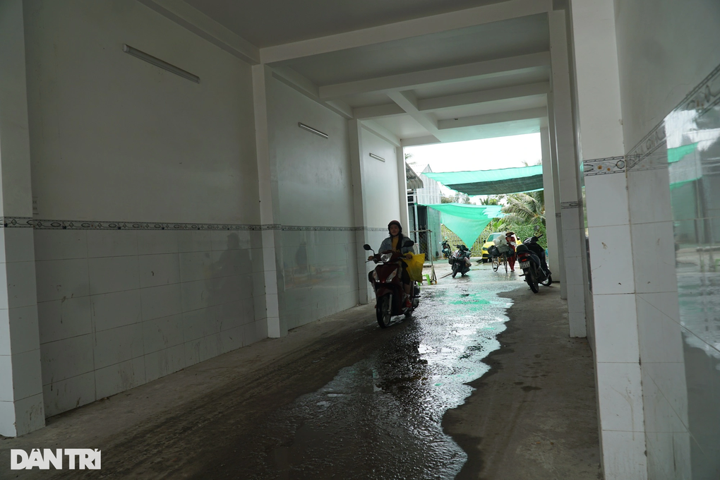 Độc đáo ngôi nhà bỏ tầng 1 làm lối vào chợ cho bà con ở Cần Thơ - 1