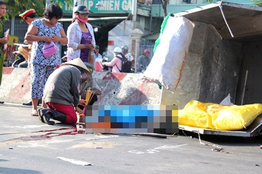 Nhói lòng cảnh vợ ôm xác chồng bên chiếc xe ba gác